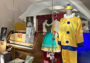 Dauerausstellung im Mainzer Fastnachtsmuseum mit Bajazz-Kostüm der Mainzer Hofsänger, Kleid vom "Margittche" und dem Klavier von Ernst Neger. - Foto: gik