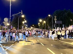 Menschenmassen strömten nach Ende der Drohnenshow vom Rheinufer weg und von der Theodor-Heuss-Brücke - eine Verkehrslenkung war dabei ebensowenig zu sehen, wie Absperrungen . oder auch nur Polizei. - Foto: gik