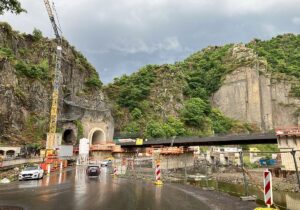 Großbaustelle in Altenahr: Die neue Bahnbrücke über die Ahr, die alte war 2021 komplett zerstört worden. - Foto: gik