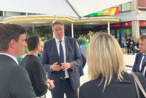 Ministerpräsident Alexander Schweitzer (SPD) bei der Gedenkfeier zum vierten Jahrestag der Flutkatastrophe im Kurpark von Bad Neuenahr. - Foto: gik