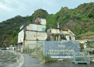 Häuserruinen in Mayschoß an der Ahr, vier Jahre nach der Flut. - Foto: gik