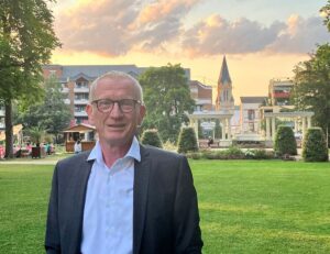 Nachdenkliche und klare Worte: Guido Orthen (CDU), Bürgermeister von Bad Neuenahr, im Kurpark nach der Gedenkfeier. - Foto: gik