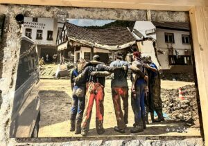 Zusammenhalt: Die Helfer nach der Ahrflut, die gegenseitige Unterstü5tzung der Menschen im Tal - das ist einer der prägenden Momente der Katastrophe, im positiven Sinne. - Foto: gik
