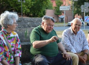 Ex-Landesarchäologe Gerd Rupprecht berichtete von dem Fund und der Bedeutung der Großen Mainzer Jupitersäule - auf deren leeren Sockel sitzend. - Foto: gik