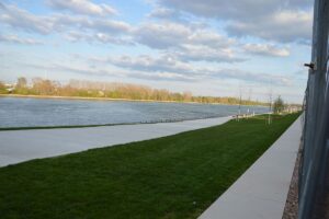 Anfang April sah der Rasen auf der Nordmole noch frisch und tiefgrün aus. - Foto: gik