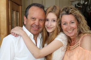 Ralph und Inka Orth mit ihrer Tochter Johanna, die in der Flutnacht mit nur 22 Jahren starb - in ihrer Erdgeschosswohnung in Bad Neuenahr. - Foto: Orth