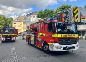 Zwei Löschfahrzeuge der Feuerwehr Mainz fuhren am späten Donnerstagnachmittag auch vor der Alten Universität in Mainz vor. - Foto: gik