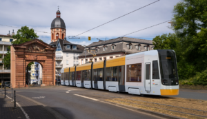 Die neue Škoda-Straßenbahnen sollen ab 2028 durch Mainz rollen, die MVG hat sie schon mal ans Gautor gestellt. - Grafik: Mainzer Verkehrsgesellschaft