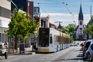 Die neue Škoda-Straßenbahn, wie sie künftig durch Gonsenheim rollen soll. - Grafik: Mainzer Verkehrsgesellschaft