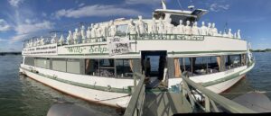 !35 Schaufensterpuppen stellt der Künstler Dennis Meseg auf ein Boot, und fuhr mit ihnen und der Familie Orth von der Ahr nach Mainz - in Erinnerung an die 136 Tioten der Ahrflut. - Foto: gik