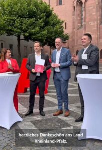 Scheckübergabe mit Innenminister Michael Ebling (SPD, 2. von links). - Foto: Stadt Mainz