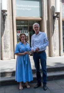 Schlüsselübergabe im Sozialdezernat: Eckart Lensch übergibt an Jana Schmöller (beide SPD). - Foto: Stadt Mainz