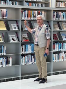 Stephan Füssel in der Nationalbibliothek in Doha, Katar. - Foto: Vahl