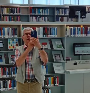 Professor Stephan Füssel mit Handy in der Nationalbibliothek Doha. - Foto: Vahl
