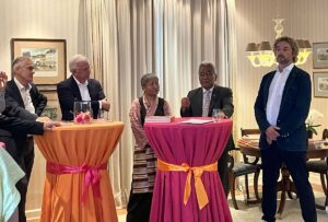 Buchvorstellung in Wiesbaden mit Autor Stefan Schröder, Ex-MP Roland Koch, dem Sondergesandten Kelsang Gyaltsen und Frank Auth (von links). - Foto: gik