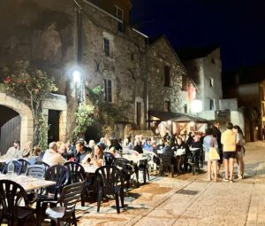 Bis in die Nacht hinein auf der Straße Essen und Trinken: Im Süden wie hier in Südfrankreich allerorts üblich. - Foto: gik