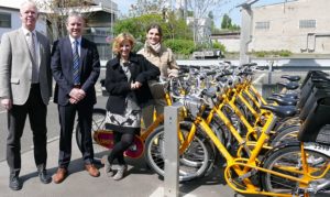 Verkehrsdezernentin Katrin Eder (Grüne, 2. von links) mit dem Fahrradprojekt MVGmeinRad. - Foto: Mainzer Mobilität