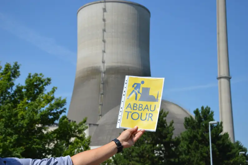 Schild Abbautour vor dem Kernkraftwerk Mülheim-Kärlich - Foto: gik