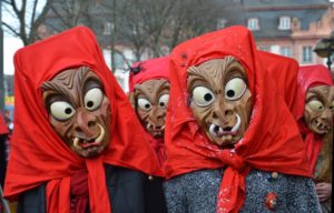 Alemannische Hexen beim Rosenmontagszug in Mainz. - Foto: gik