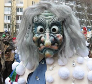 Trick or Treat? Nein: Fastnacht! Alemannische Hexe beim Rosenmontagszug in Mainz. - Foto: gik