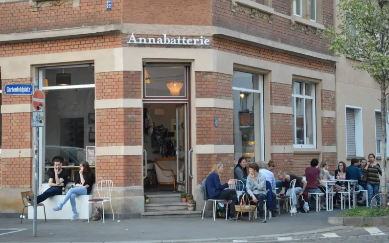 Und dann stehen sie draußen, die Tische und Stühle - es ist Sommerzeit! Hier beim Café Annabatterie auf dem Gartenfeldplatz in der Mainzer Neustadt - Foto: gik
