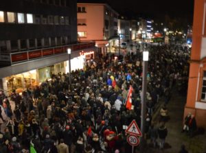 Anti-Pegida-Demo Menge auf dem Weg zum Schillerplatz
