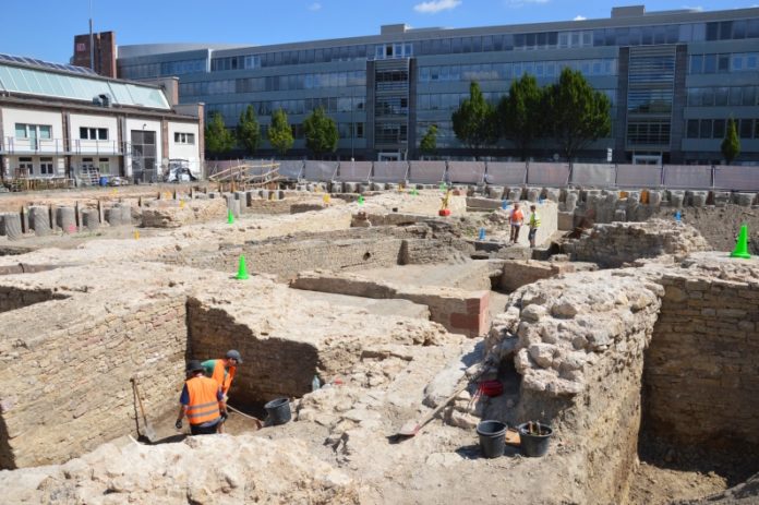 Barockes Neutor, Festungsmauern und mysteriöse Steinkugeln aus dem Mittelalter