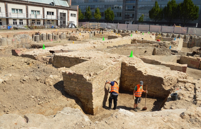 Archäologisches Zentrum - Baugrube mit Fundamente Neutor
