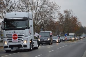 Ein Truck in einem Autocorso in Mainz anlässlich einer Demo. - Foto: gik