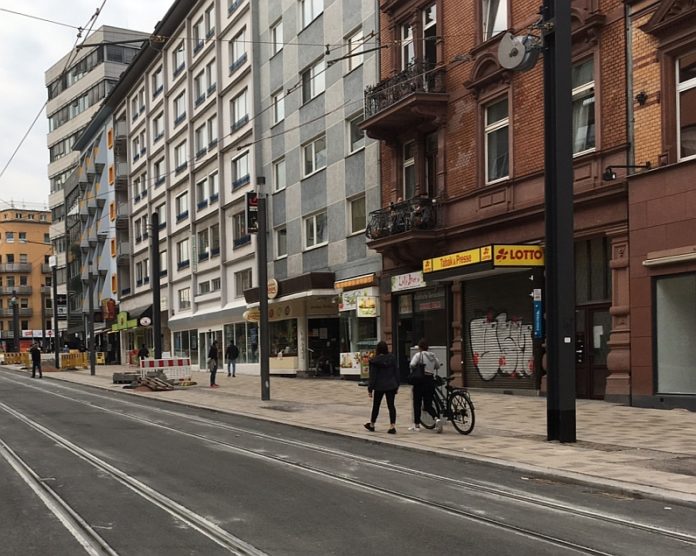 Steinbelag in der Bahnhofstraße: Platten schon jetzt dreckig, Stadt sparte an der Imprägnierung – Bäume sollen im Frühjahr kommen
