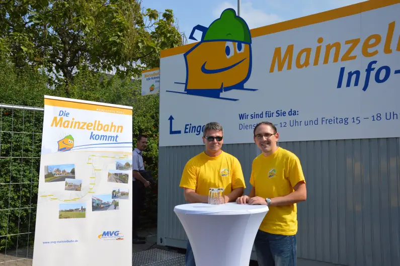 Berater Fehlberg und Marrello vor dem Infocontainer Mainzelbahn Foto: gik