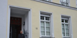 Keine goldenen Wasserhähne: Neuer Bischof Kohlgraf stellt neues Bischofshaus vor – Loriot in der Küche und Schumann am Flügel