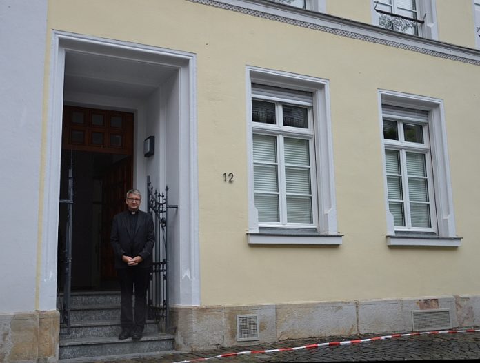 Keine goldenen Wasserhähne: Neuer Bischof Kohlgraf stellt neues Bischofshaus vor – Loriot in der Küche und Schumann am Flügel