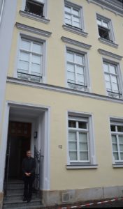Der Mainzer Bischof Peter Kohlgraf vor seinem bisherigen Bischofshaus in der Domstraße. - Foto: gik
