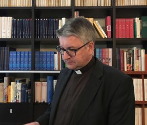 Nachdenklich, betreten: Der Mainzer Bischof Peter Kohlgraf nimmt die Aufarbeitung des Themas sexueller Missbrauch sehr ernst. - Foto: gik