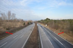 Die heutige vierspurige Autobahn A643 soll um sieben Meter auf sechs Spuren verbreitert werden. - Foto: gik
