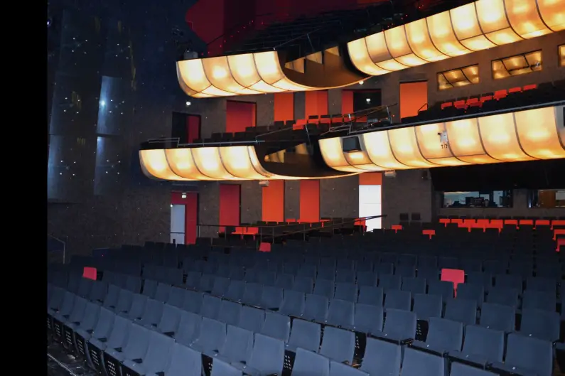 Blick von der Großen Bühne des Mainzer Staatstheaters in den Zuschauerraum