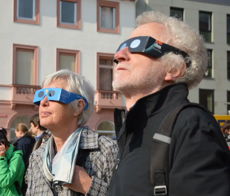 Blick mit SoFi-Brille in die Sonne - Ehepaar aus Bischofsheim - Foto gik
