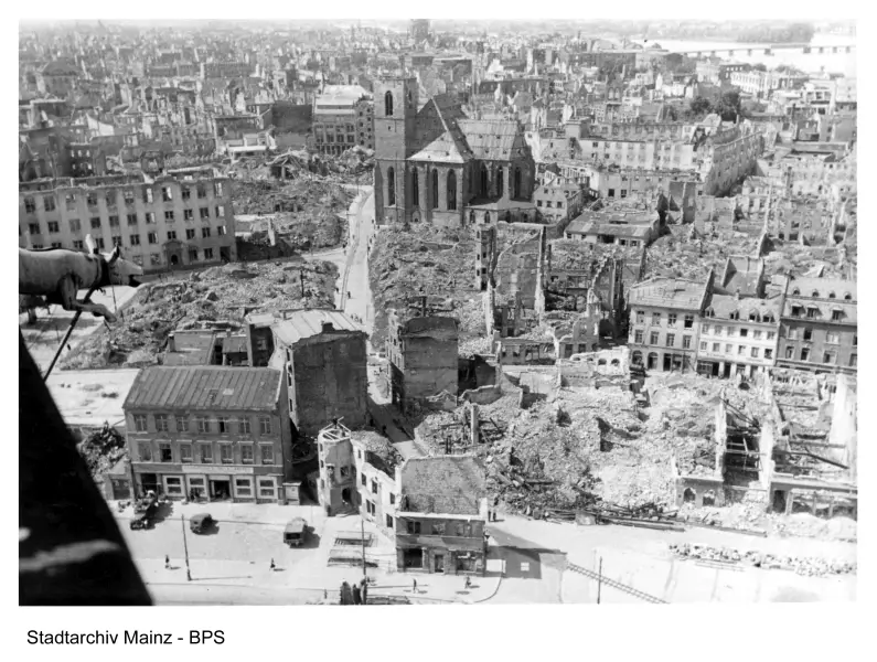 Blick vom Dom über das zerstörte Mainz nach dem 27. Februar 1945, die Kirche ist St. Quintin - Foto: Stadtarchiv Mainz