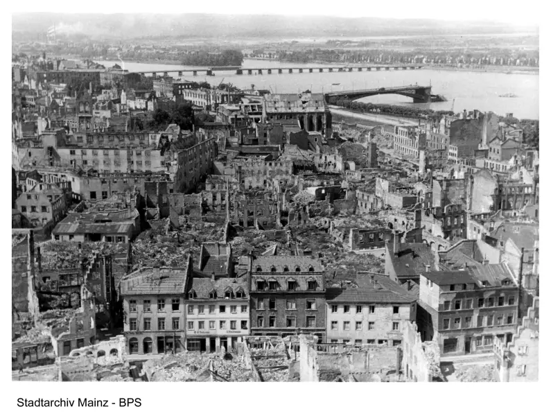 Blick vom Mainzer Dom über die Innenstadt Richtung Norden nach dem 27. Februar 1945 - Foto: Stadtarchiv Mainz