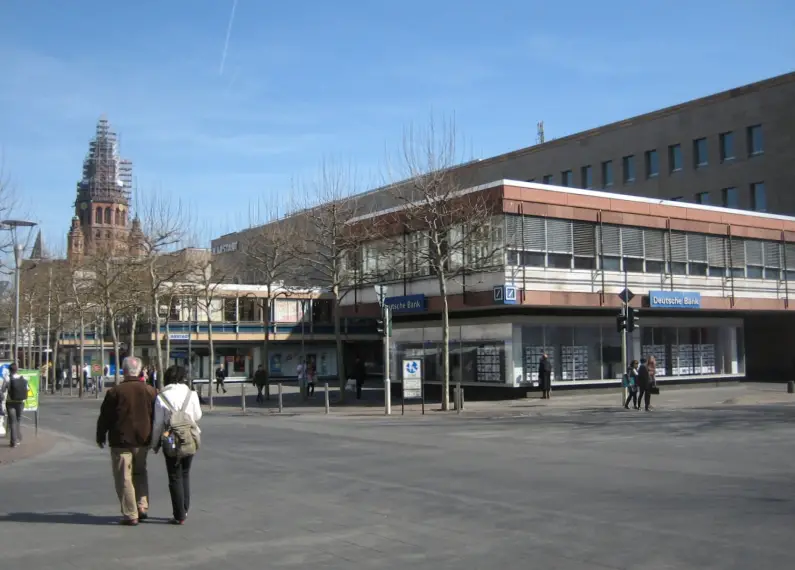 Blick vom Schillerplatz die LU entlang auf den Dom - Foto: gik