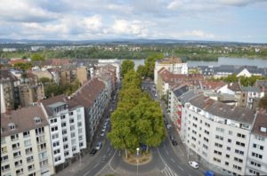 Blick vom Turm der Christuskirche auf die Kaiserstraße hinunter zum Rhein - Foto: gik