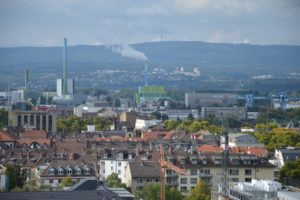 Ein großer Unterschied zwischen Arm und Reich, hohe Mieten und schlechte Luft dämpfen das Glücksgefühl in einer Stadt. - Foto: gik