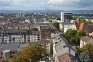 Blick über die Mainzer Neustadt mit dem Stadtwerke-Hochhaus rechts. - Foto: gik