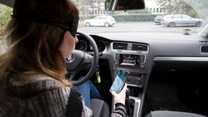 Handy am Steuer macht das Autofahren hochgradig gefährlich. - Foto: Polizei Mainz