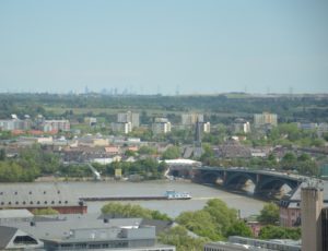 Die Theodor-Heuss-Brücke von den Bonifaziustürmen in Mainz aus gesehen, im Hintergrund die Frankfurter Skyline. - Foto: gik