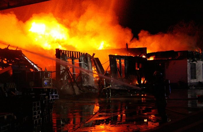 Großbrand an der Industriestraße in Mainz-Mombach: MCV-Wagenhalle von Flammen bedroht – Fastnachtswagen gerettet