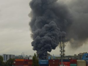 Brandwolke über der Mainzer Petersaue im Jahr 2019: Die toxischen Brandfolgeprodukte werden oft unterschätzt. - Foto: Feuerwehr Mainz