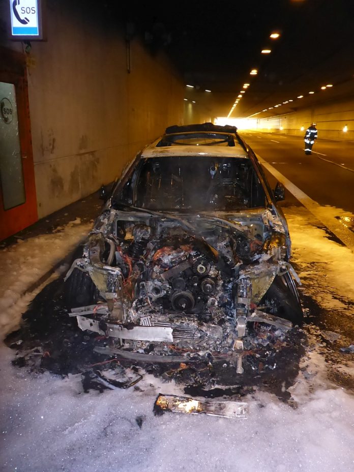 Brennendes Auto im Tunnel Hechtsheim auf der A60 löst Verkehrschaos im Berufsverkehr aus