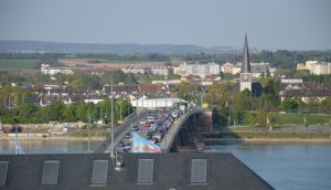Staugeplagt sind die Brücken von Mainz, hier die Theodor-Heuss-Brücke Richtung Mainz-Kastel. Sie wird nun für vier Wochen für den Individualverkehr gesperrt. - Foto: gik